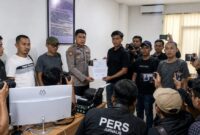 Caption: Sejumlah wartawan yang tergabung dalam Aliansi Jurnalis Bolmut menyerahkan aduan kepada pihak Polres Bolmut di Boroko, Jumat, (1/5/2026).