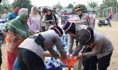 Polwan Polda Babel Dan Jajaran Salurkan Ratusan Ribu Liter Air Minum Dan Air Bersih Ke Warga